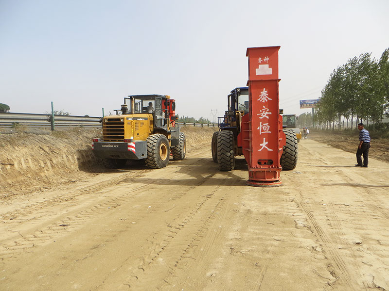 裝載機(jī)帶液壓夯實(shí)機(jī)