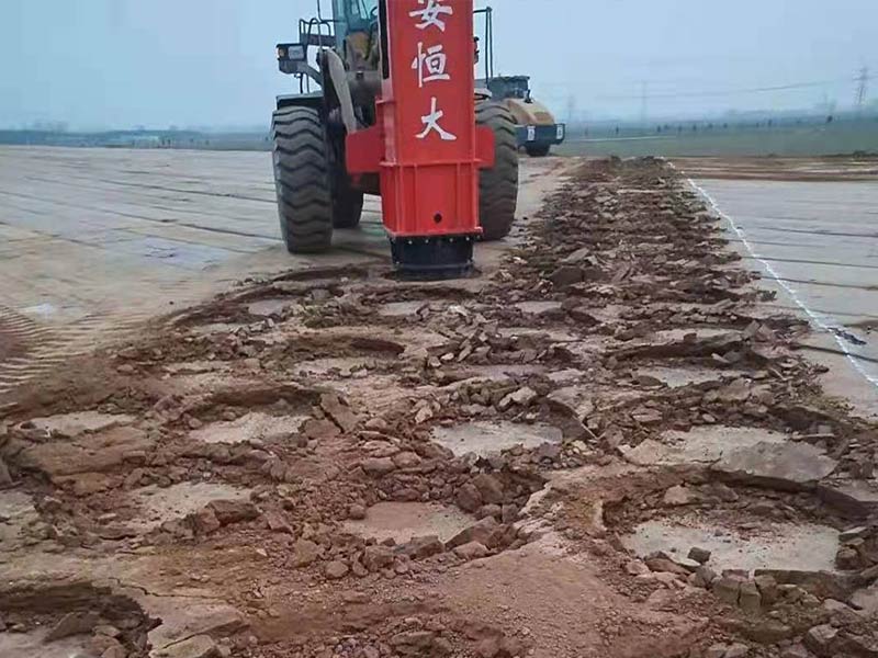 鏟車(chē)沖擊夯實(shí)機(jī)