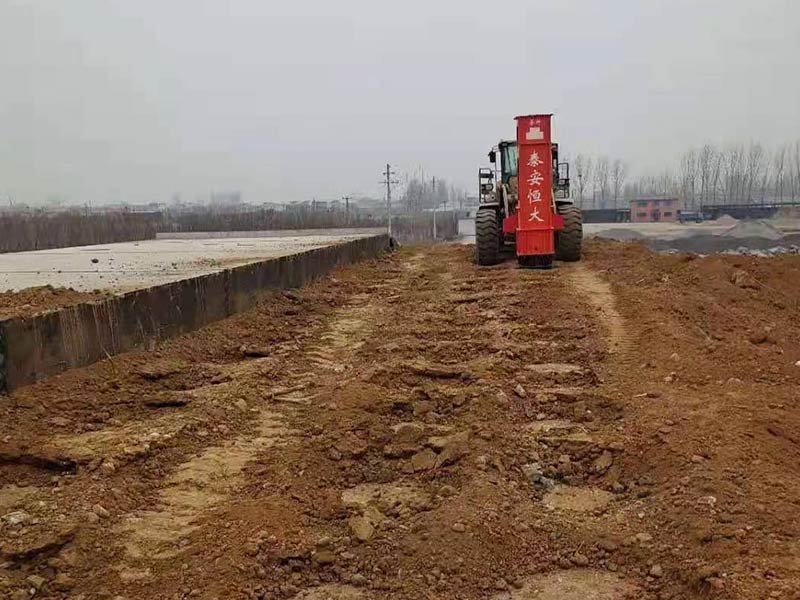 鏟車改的液壓夯實機(jī)