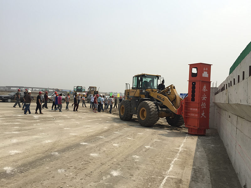 裝載機帶的液壓夯實機 裝載機帶的液壓夯實機