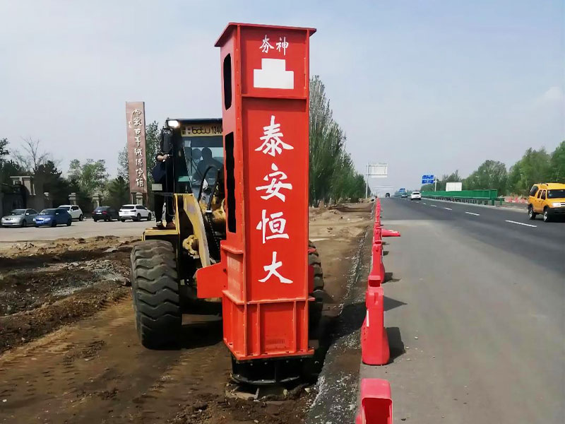 裝載機帶著的夯實機